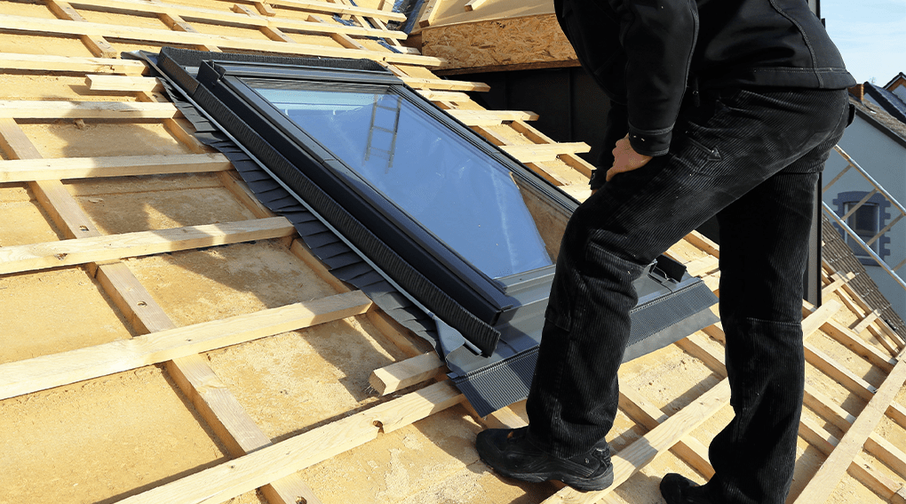 Pose d'une velux sur un toit