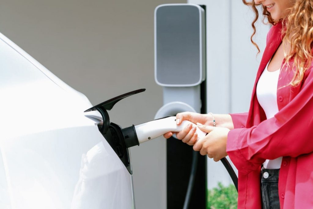 panneaux photovoltaïques et voiture électrique économies
