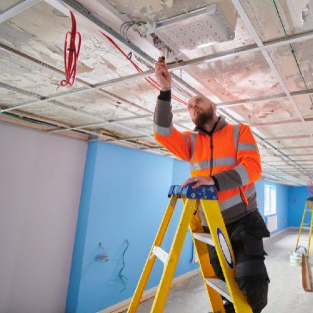 ouvrier ctao électricité chantier